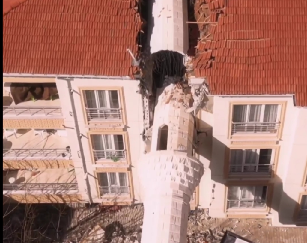 minaret tremblement de terre turquie