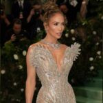 Jennifer Lopez époustouflante au Met Gala dans une robe Schiaparelli scintillante