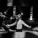 Ghassan Yammine raconte Charles Aznavour en chansons et en souvenirs sur la scène de Hammamet